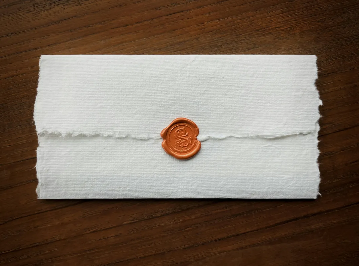 Ein Brief mit Wachsiegel, der die Herkunft eines Inhalts symbolisiert